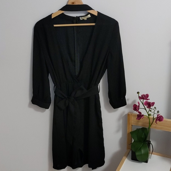 Beautiful Vneck Black Dress - Picture 1 of 5